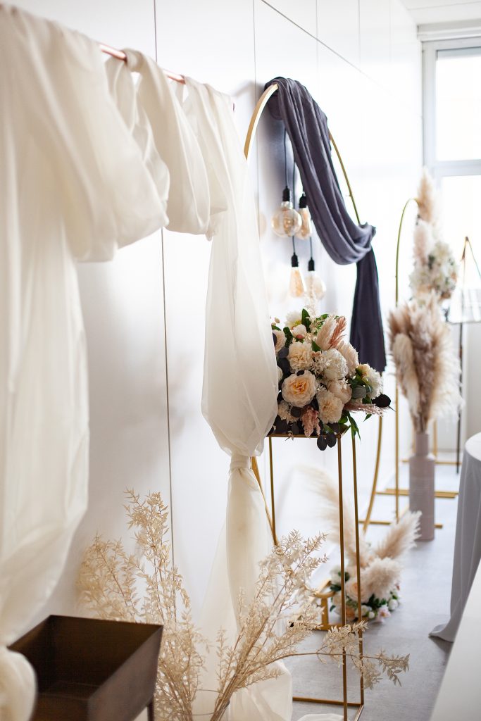showroom_torbogen_backdrops_auswahl_hochzeit